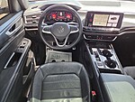 Used 2024 Volkswagen Atlas Cross Sport 2.0T SEL R-LINE 4MOTION in FORT PIERCE, FLORIDA (Photo 21)