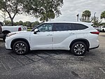 Used 2023 TOYOTA HIGHLANDER XLE in WEST PALM BEACH, FLORIDA (Photo 5)