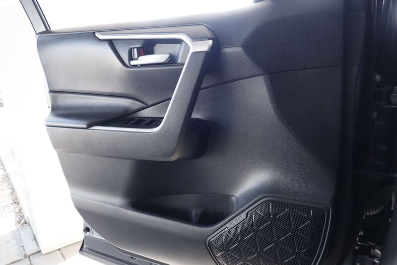 2024 Toyota RAV4 XLE - Photo 18