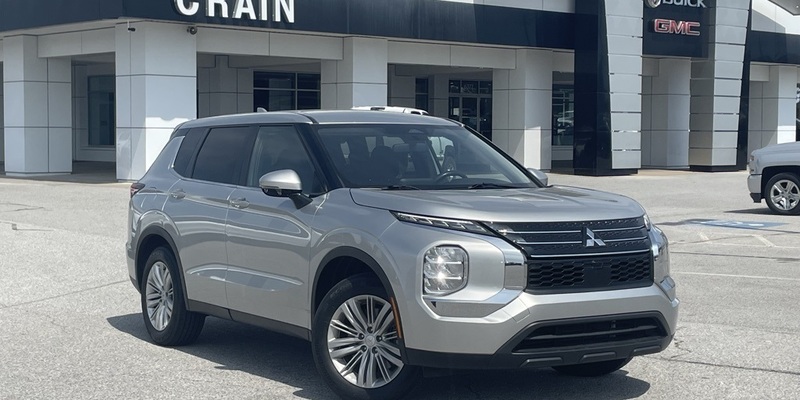 2024 Mitsubishi Outlander ES's photo