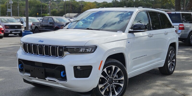 2023 Jeep Grand Cherokee Overland 4xe's photo