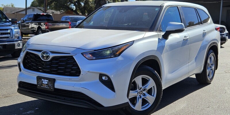 2023 Toyota Highlander LE's photo