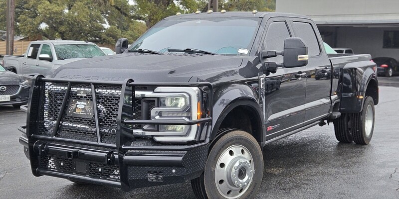 2023 Ford F-450 Super Duty Lariat's photo