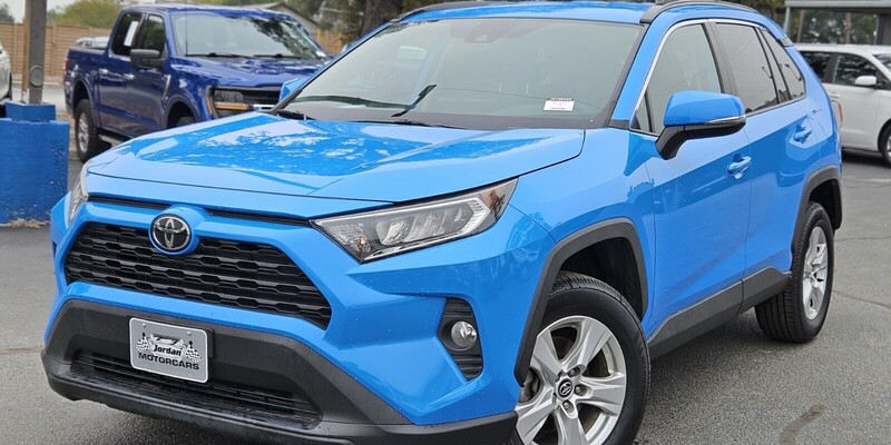 2021 Toyota RAV4 XLE's photo