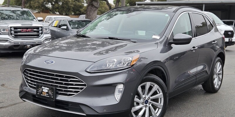 2021 Ford Escape Titanium's photo