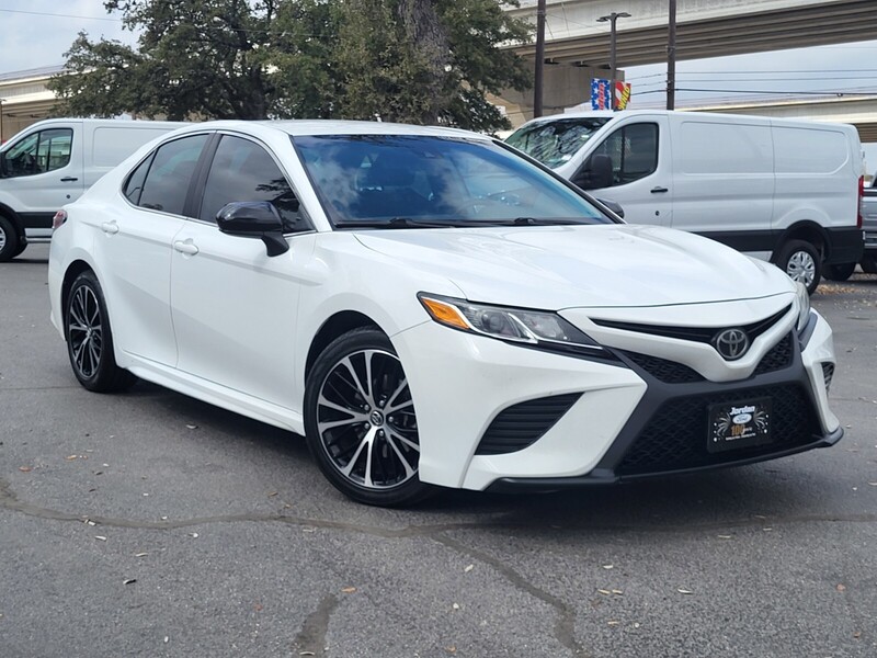 Used 2020 Toyota Camry SE with VIN 4T1G11AK0LU904800 for sale in Live Oak, TX