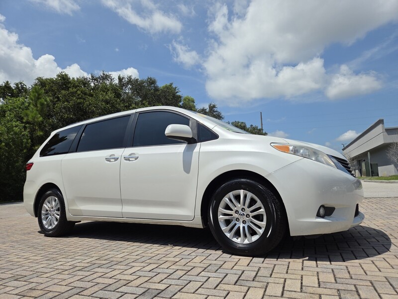 Used 2017 TOYOTA SIENNA XLE FWD 8-PASSENGER in STUART, FLORIDA
