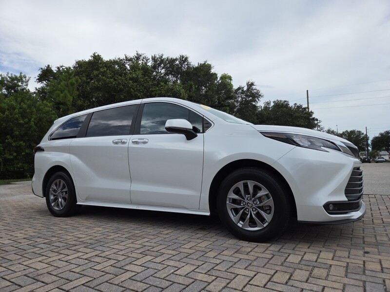 Used 2025 TOYOTA SIENNA XLE FWD 8-PASSENGER in STUART, FLORIDA