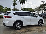Used 2022 TOYOTA HIGHLANDER XLE in DAVIE, FLORIDA (Photo 6)