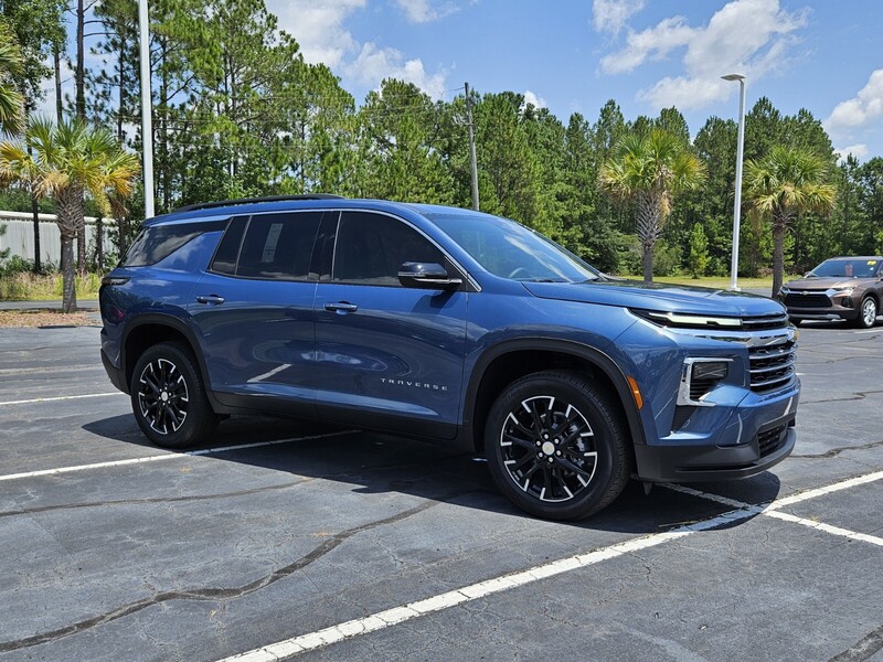 New 2025 CHEVROLET TRAVERSE FWD LT in HINESVILLE, GEORGIA