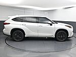 Used 2023 TOYOTA HIGHLANDER HYBRID PLATINUM in GREENVILLE, SOUTH CAROLINA (Photo 8)